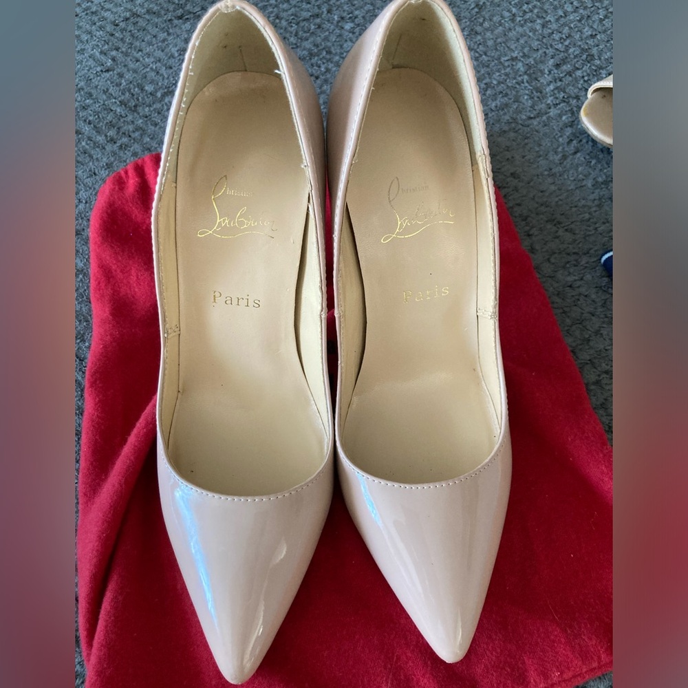 Stunning red bottom pointy toe pumps